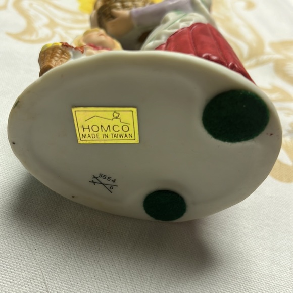 HOMCO 5554 mother daughter holding basket of apples - Picture 3 of 3